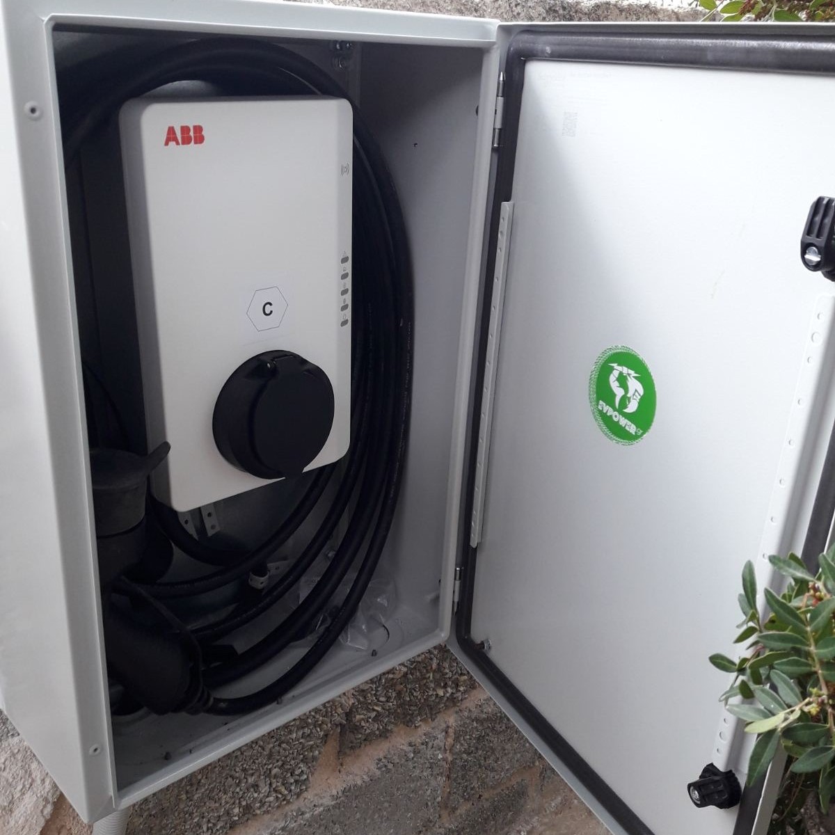 μεταλλικο ερμαριο με abb φορτιστη